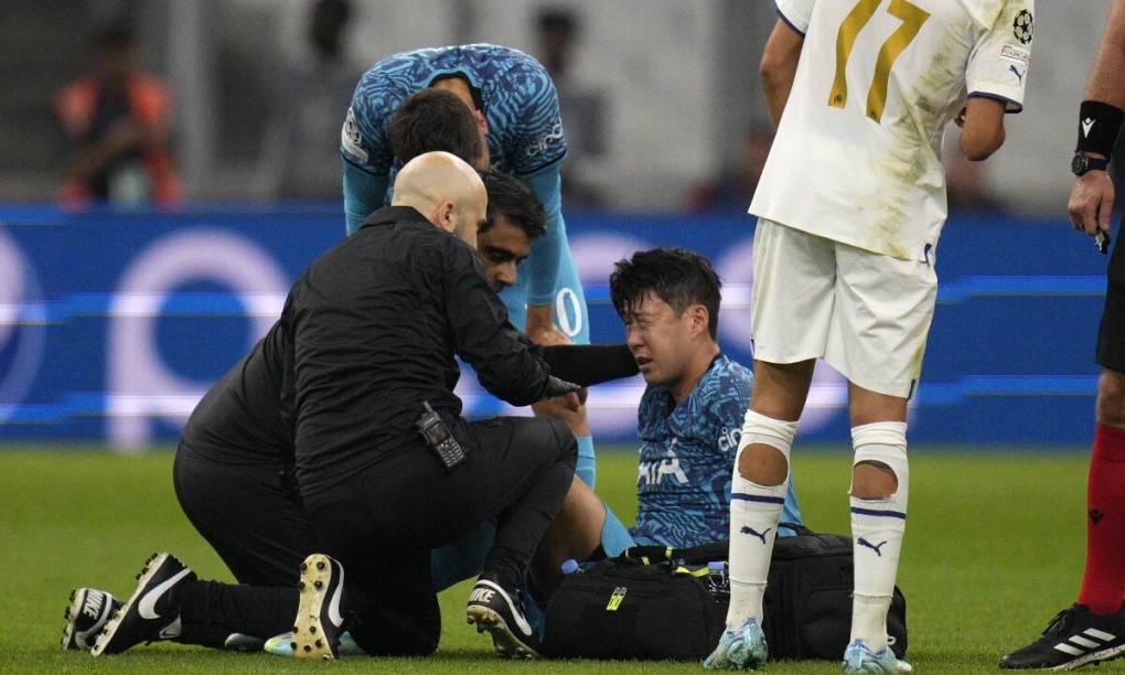 Tiền đạo Hàn Quốc tỏ ra đau đớn sau cú va chạm mạnh trên sân đấu rạng sáng ngày 2/11.