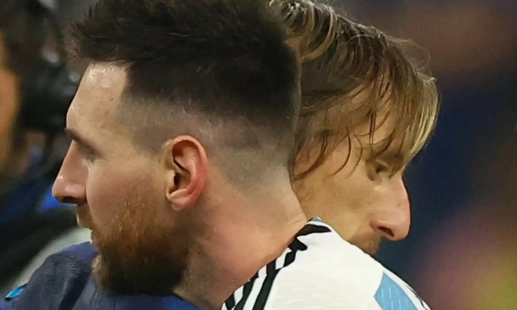 Cái ôm động viên của Modric trên sân đối với Messi sau khi trận đấu kết thúc.