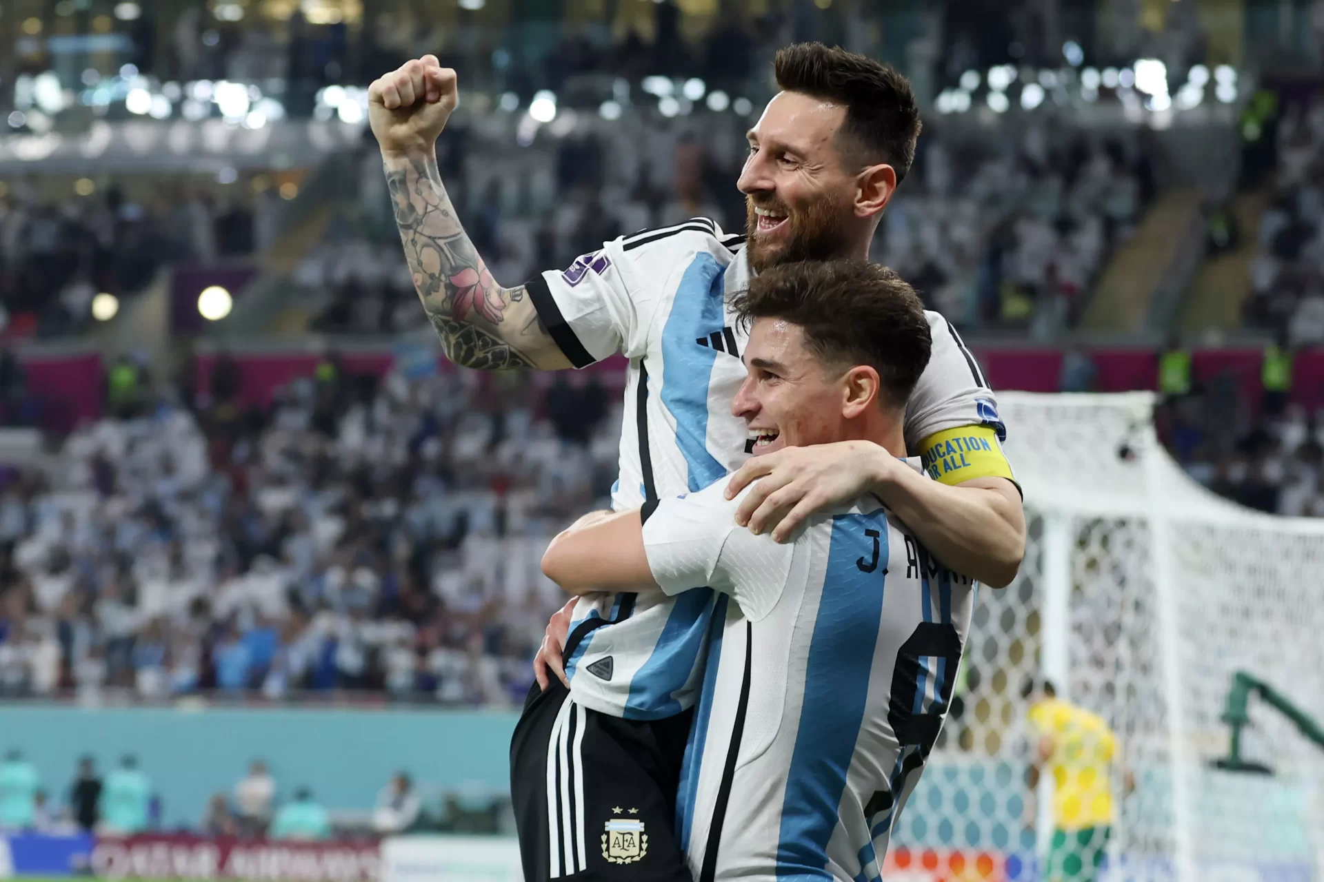 Số 9 và Số 10 của Argentina phối hợp tạo nên sự kì diệu, tiếp bước cho "giấc mơ vàng" của Messi.