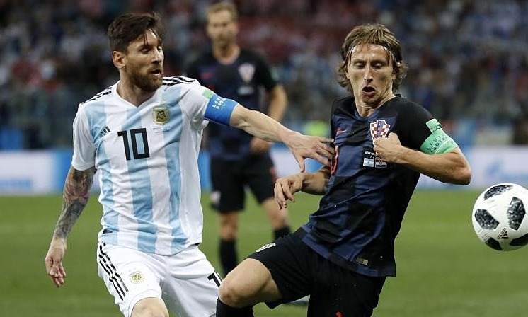 Khác với các cầu thủ Hà Lan, dù Croatia thua cuộc nhưng những đồng nghiệp khác ở đội Argentina vẫn đến ôm và chia buồn cùng Modric.