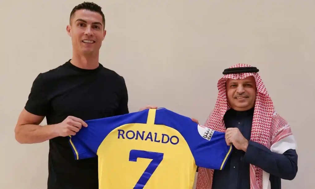 Cristiano Ronaldo chụp ảnh với áo đấu số 7 sau khi đồng ý sang Al-Nassr.