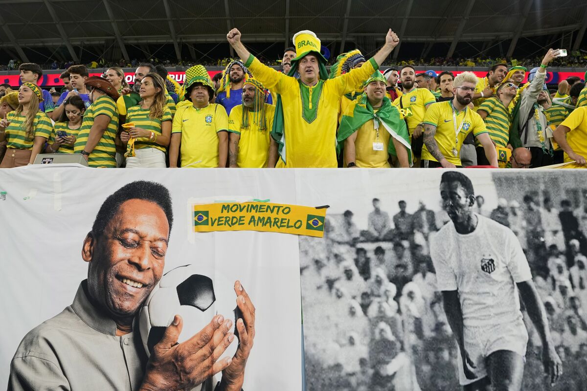 Hình ảnh CĐV Brazil gợi nhớ Pele ở kỳ World Cup 2022.