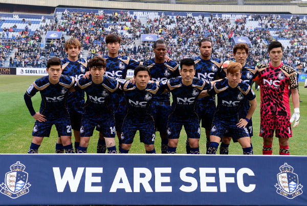 Seoul E-land có nhiều thành viên từ các nước khác nhau trong cùng CLB và họ có cùng chung niềm đam mê mãnh liệt đối với bóng đá.